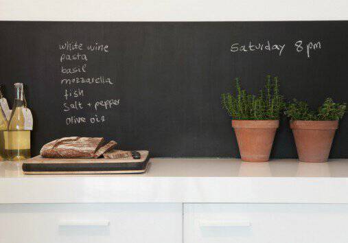 Μετατρέψτε έναν τοίχο στην κουζίνα σας σε μαυροπίνακα και σημειώνετε ότι δεν θέλετε να ξεχνάτε!