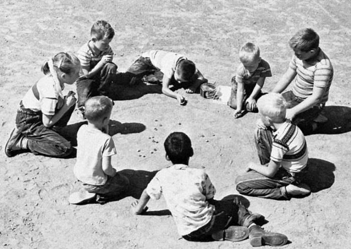 17 σπάνιες φωτογραφίες από τότε που τα παιδιά έπαιζαν κρυφτό, βόλους και μακριά γαϊδούρα στις αλάνες