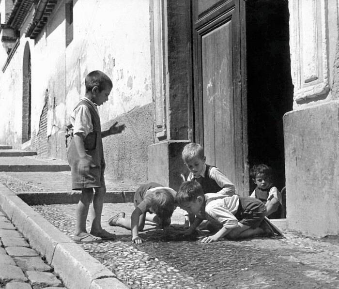 17 σπάνιες φωτογραφίες από τότε που τα παιδιά έπαιζαν κρυφτό, βόλους και μακριά γαϊδούρα στις αλάνες