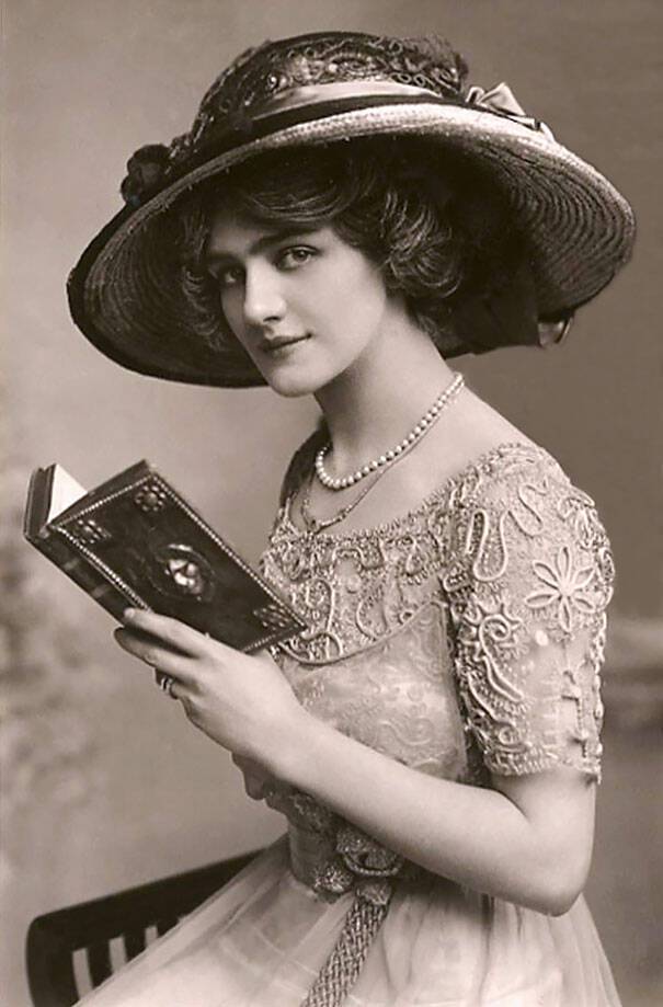 Ποιες γυναίκες θεωρούνταν όμορφες πριν από 100 χρόνια; Αυτές οι καρτ ποστάλ του 1900 το παρουσιάζουν